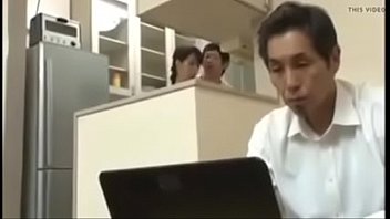 Студенточка лижет пенис своему молодчику перед занятиями