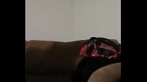 Ловелас дерет в вагины 2-ух сисястых негритосок на беленьком диванчике